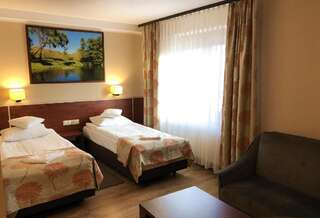 Отели типа «постель и завтрак» Villa Skomanda Августов Двухместный номер с 1 кроватью или 2 отдельными кроватями-9